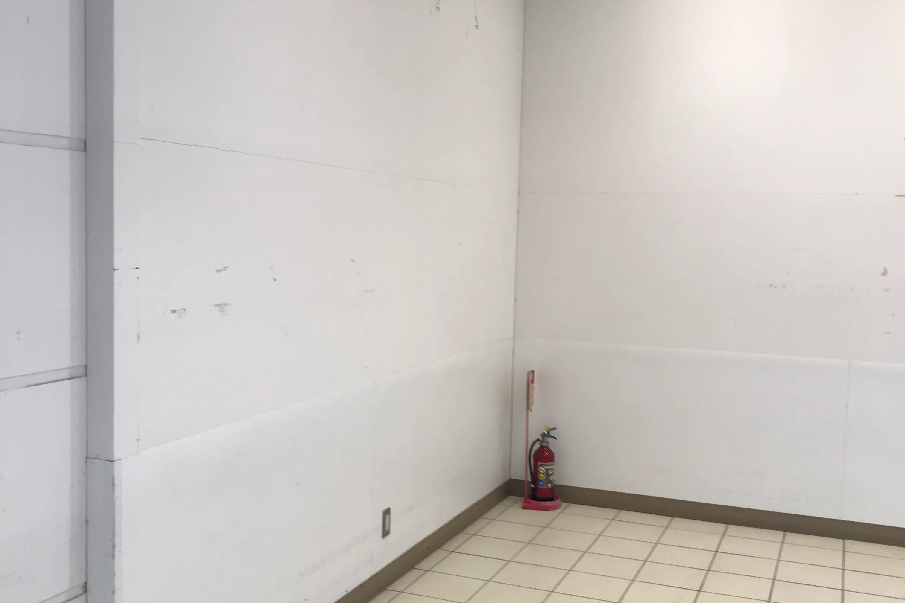 【西友 岐阜華陽店】1F 風除室 プロモーション用途や物販、食物販のポップアップストアに最適なスーパー店内催事イベントスペース