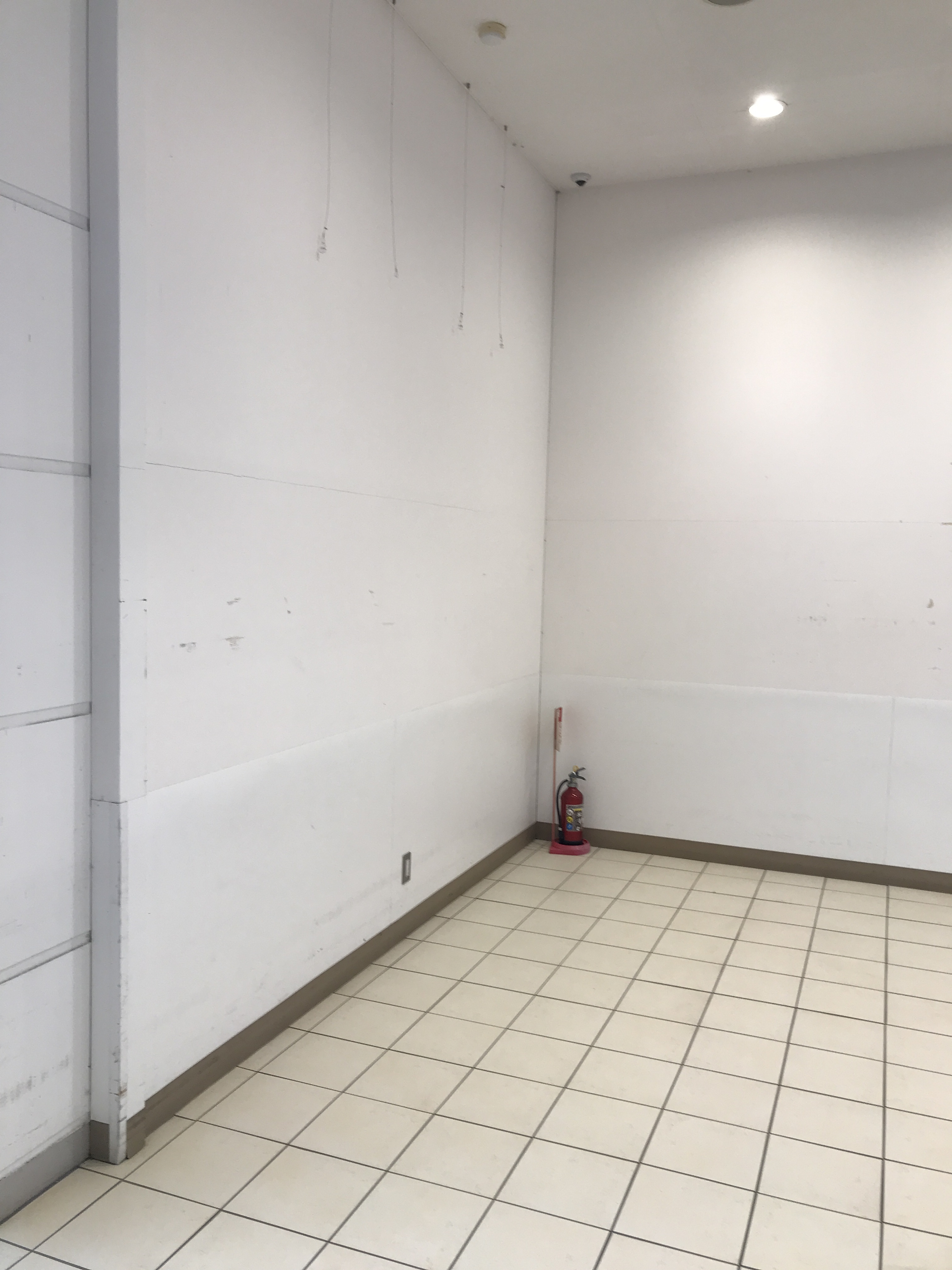 【西友　岐阜華陽店】1F 風除室　プロモーション用途や物販、食物販のポップアップストアに最適なスーパー店内催事イベントスペース