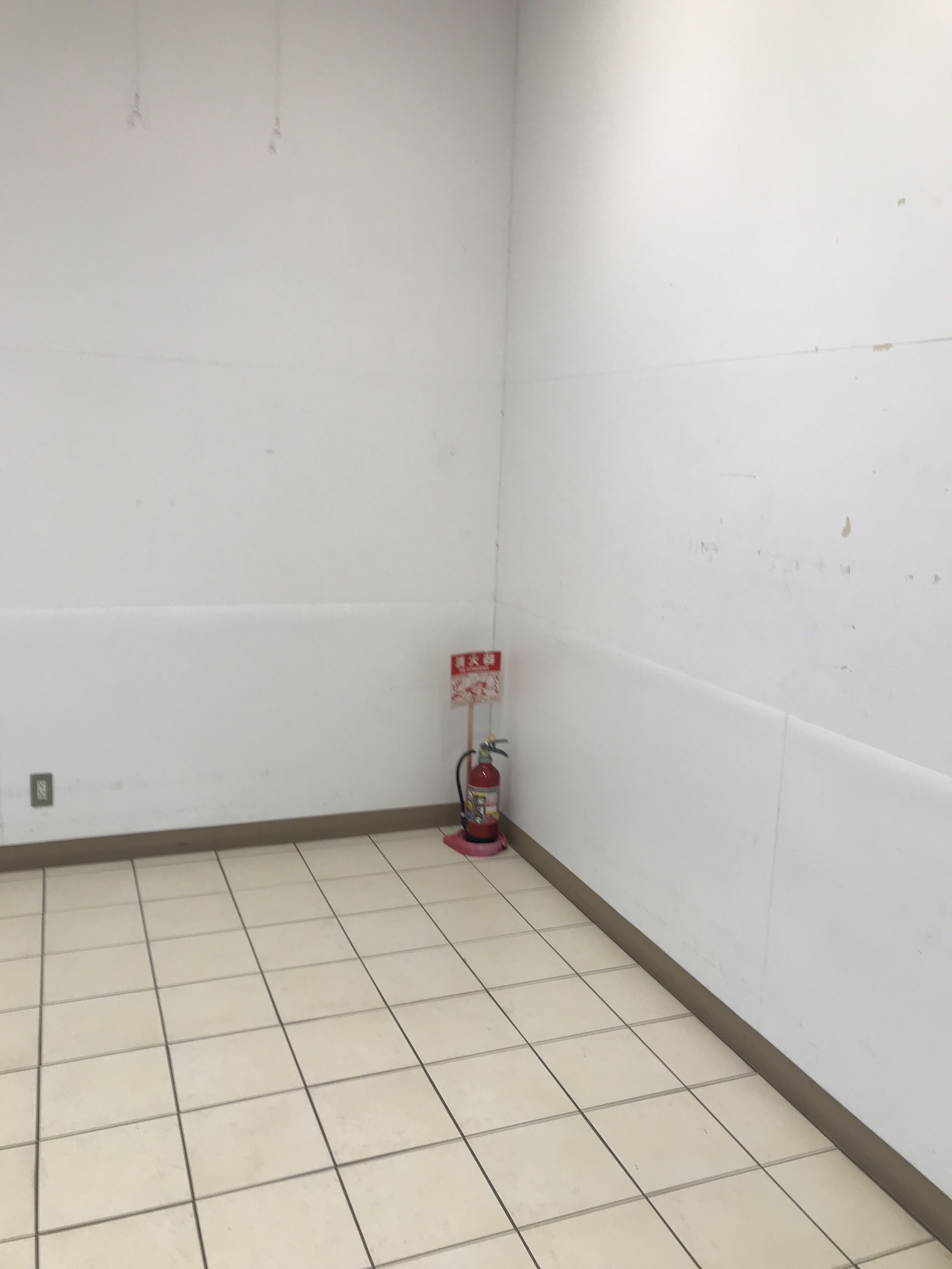 【西友　岐阜華陽店】1F 風除室　プロモーション用途や物販、食物販のポップアップストアに最適なスーパー店内催事イベントスペース