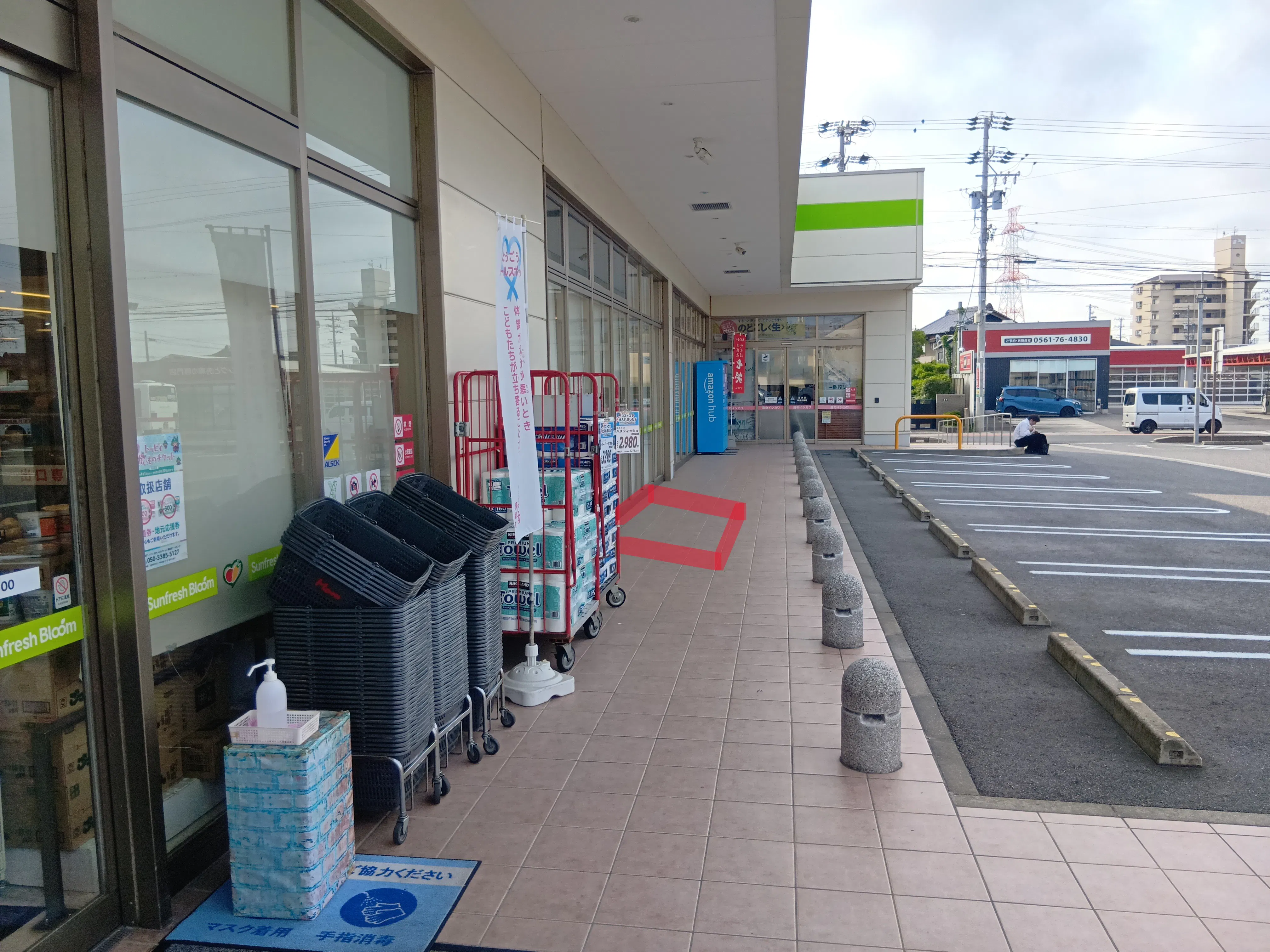 【サンフレッシュブルーム東郷店】出入口右側 販促プロモーションや物販に最適なスーパー屋外催事イベントスペース