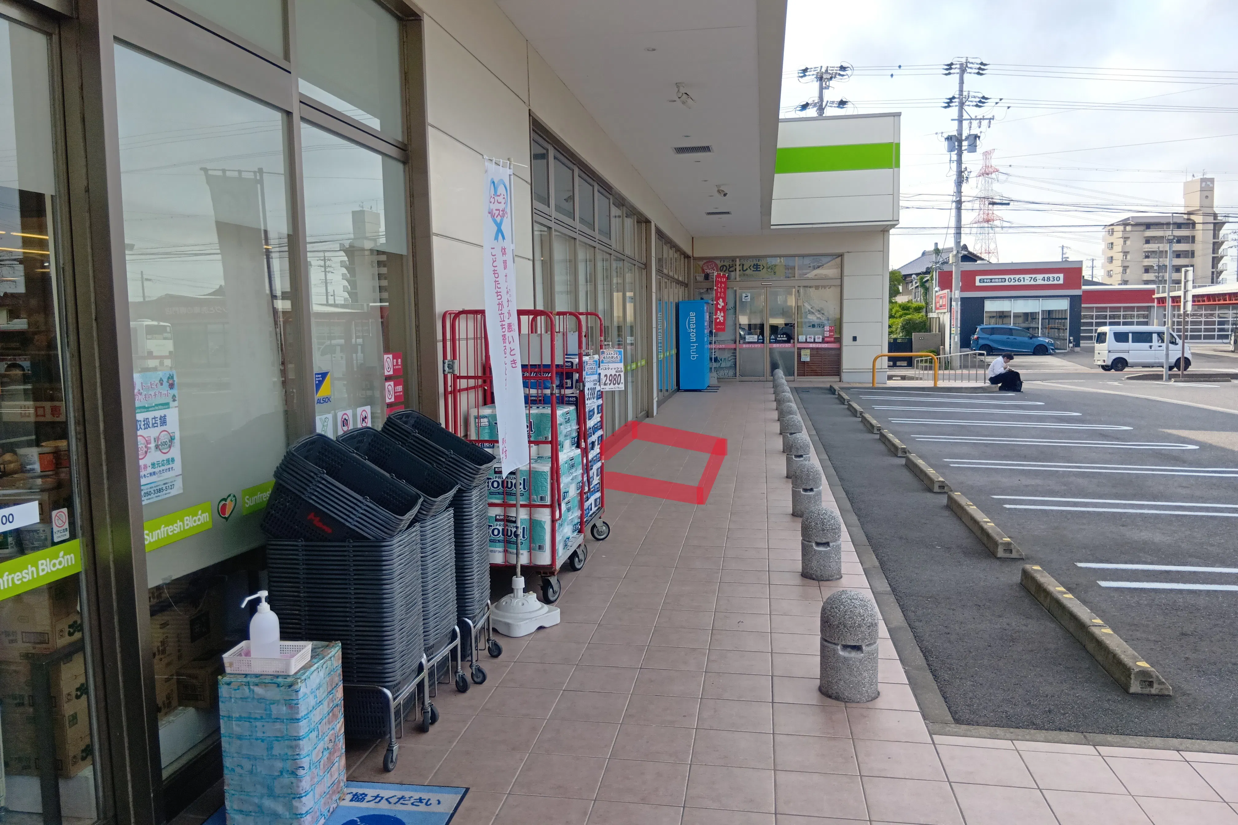 【サンフレッシュブルーム東郷店】出入口右側 販促プロモーションや物販に最適なスーパー屋外催事イベントスペース