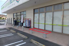 【サンフレッシュブルーム東郷店】出入口右側 販促プロモーションや物販に最適なスーパー屋外催事イベントスペース