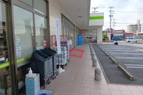 【サンフレッシュブルーム東郷店】出入口右側 販促プロモーションや物販に最適なスーパー屋外催事イベントスペース
