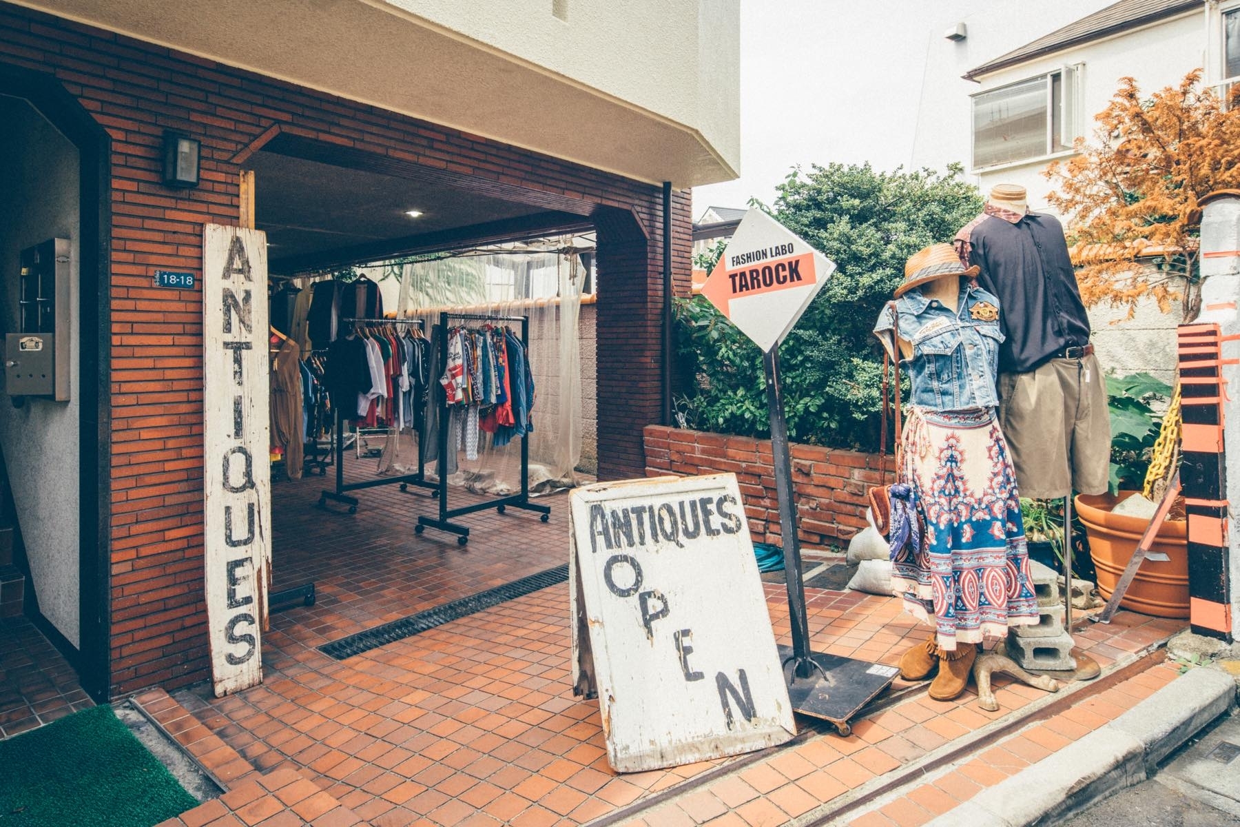 黒基調のヴィンテージショップの画像9