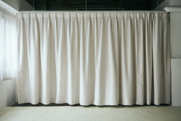 遮光カーテンが付いています。