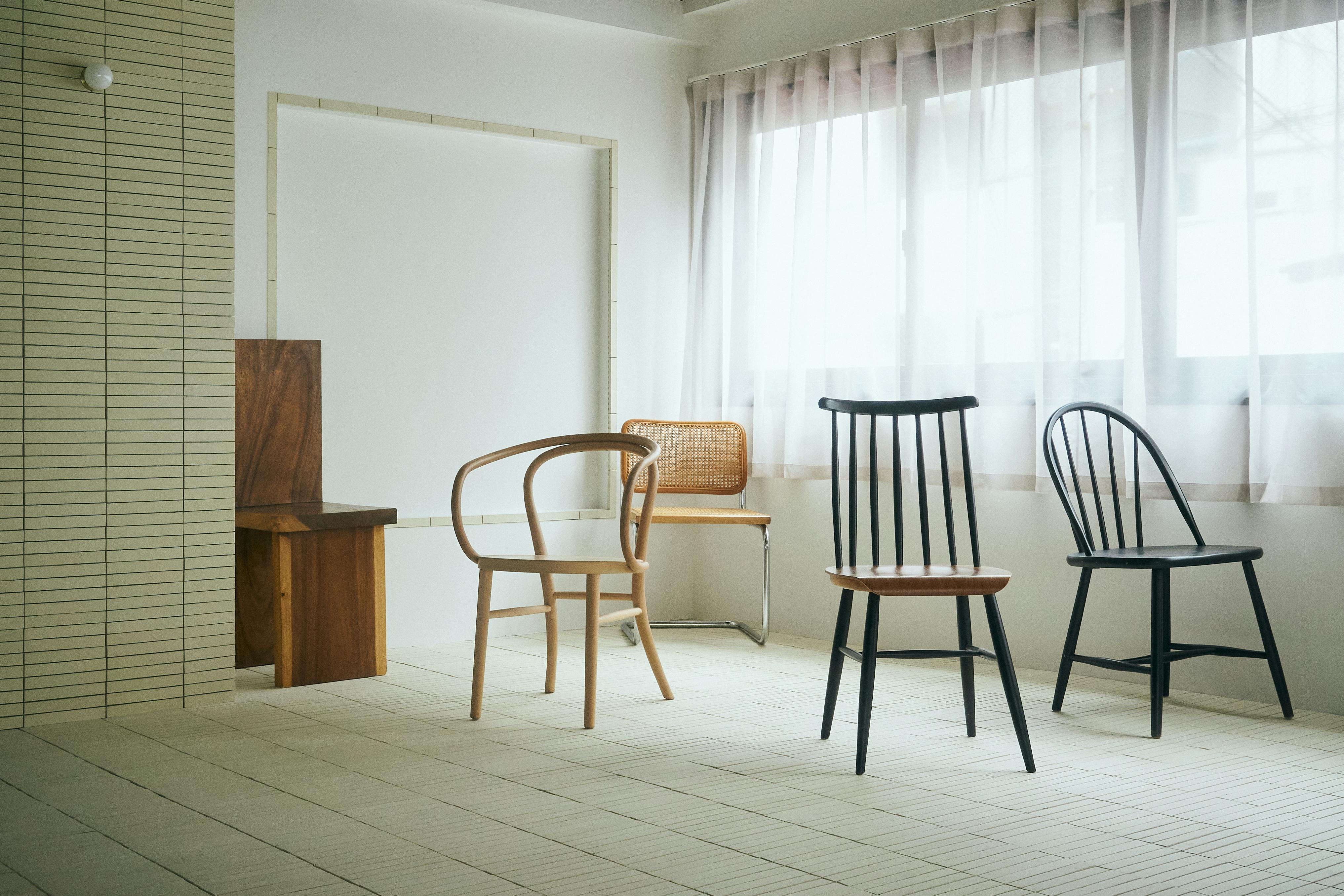 多彩なヴィンテージ家具を取り揃えています。