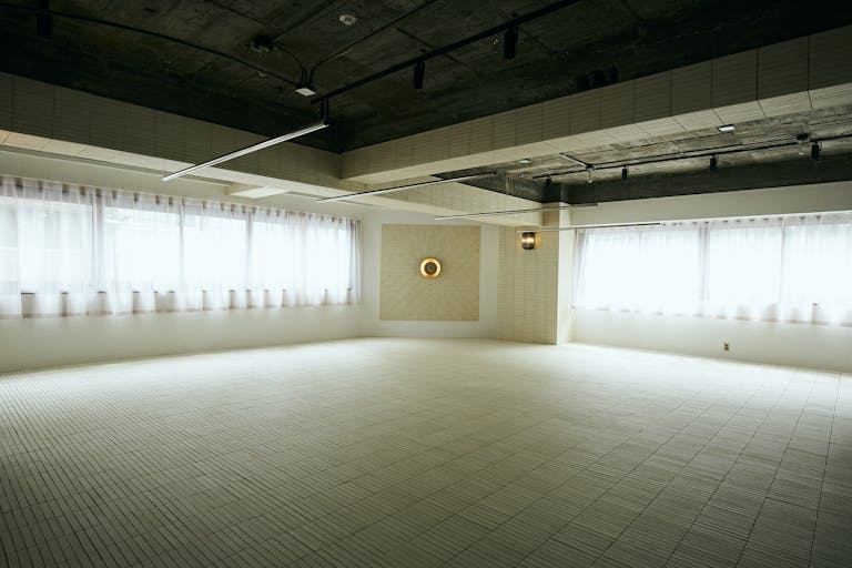 南と西向きに位置する大きな窓からは自然光が溢れます