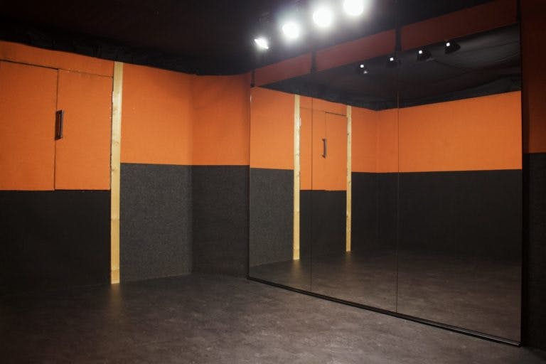 【北18条駅7分】ポップアップストアや展示会・撮影に最適!24時間利用可な鏡付きコンパクトイベントスペース「レンタルスタジオエイジュ札幌北18条」