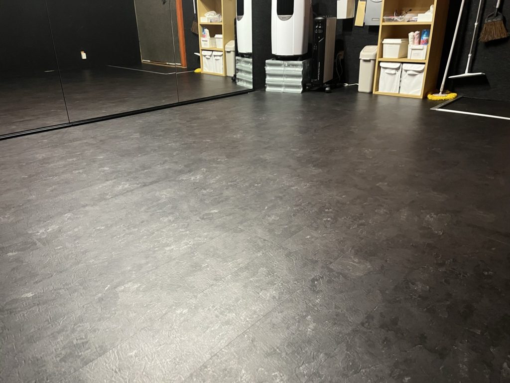 【北18条駅7分】ポップアップストアや展示会・撮影に最適！24時間利用可な鏡付きコンパクトイベントスペース「レンタルスタジオエイジュ札幌北18条」