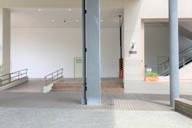 【みのおキューズモール】「⑩L通り Eスペース」各種プロモーションや相談会に最適なエスカレーター近くのイベントスペース