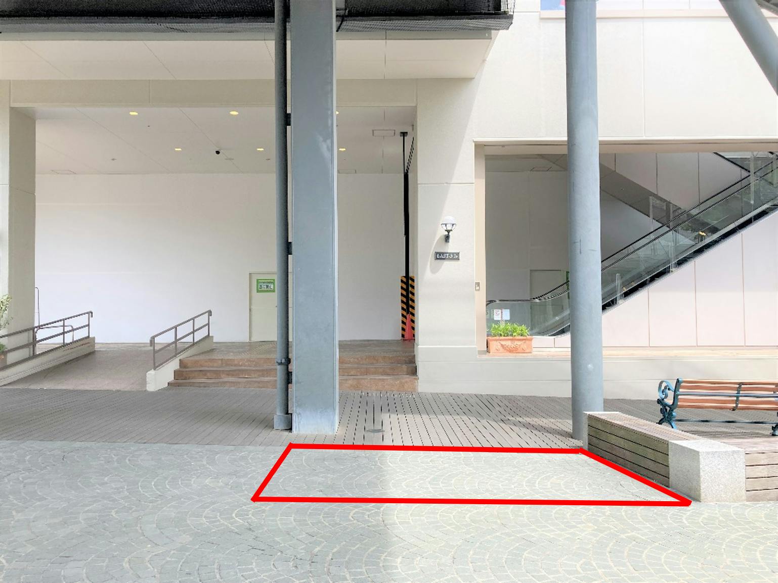 【みのおキューズモール】「⑩L通り Eスペース」各種プロモーションや相談会に最適なエスカレーター近くのイベントスペースの画像