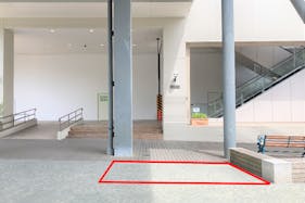 【みのおキューズモール】「⑩L通り Eスペース」各種プロモーションや相談会に最適なエスカレーター近くのイベントスペース