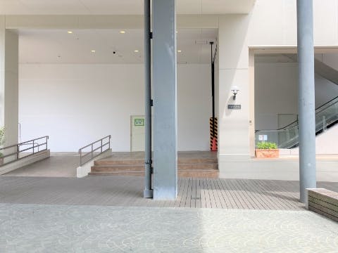 【みのおキューズモール】「⑩L通り Eスペース」各種プロモーションや相談会に最適なエスカレーター近くのイベントスペース