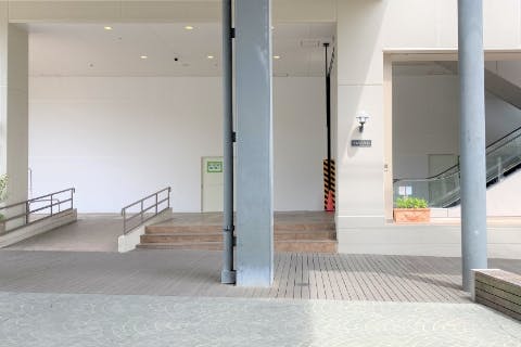 【みのおキューズモール】「⑩L通り Eスペース」各種プロモーションや相談会に最適なエスカレーター近くのイベントスペース