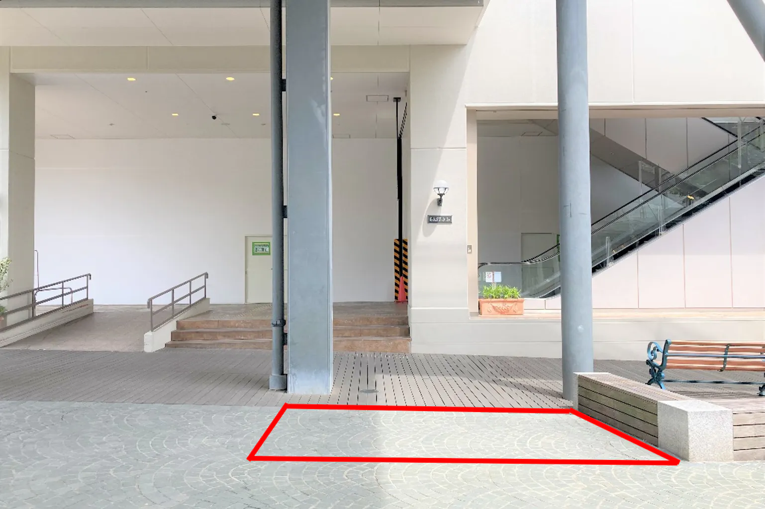 【みのおキューズモール】「⑩L通り Eスペース」各種プロモーションや相談会に最適なエスカレーター近くのイベントスペース