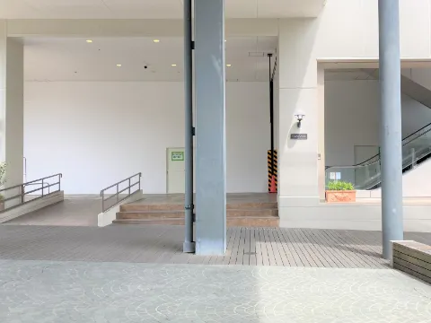 【みのおキューズモール】「⑩L通り Eスペース」各種プロモーションや相談会に最適なエスカレーター近くのイベントスペース