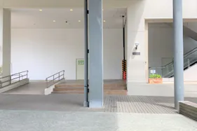 【みのおキューズモール】「⑩L通り Eスペース」各種プロモーションや相談会に最適なエスカレーター近くのイベントスペース