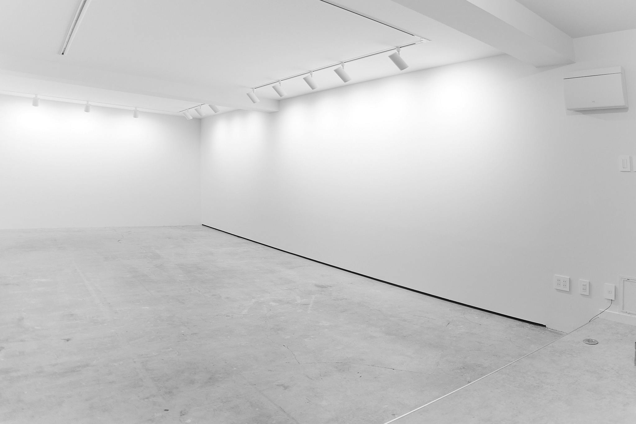 【表参道駅8分 /明治神宮前駅4分】数々の有名な人気ショップが立ち並ぶキャットストリート沿いの路面スペースです。搬入搬出もしやすく「個展」「展示会、ポップアップストア」等に最適