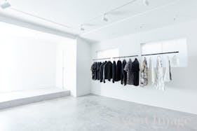 【表参道駅8分 /明治神宮前駅4分】数々の有名な人気ショップが立ち並ぶキャットストリート沿いの路面スペースです。搬入搬出もしやすく「個展」「展示会、ポップアップストア」等に最適