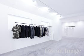 【表参道駅8分 /明治神宮前駅4分】数々の有名な人気ショップが立ち並ぶキャットストリート沿いの路面スペースです。搬入搬出もしやすく「個展」「展示会、ポップアップストア」等に最適