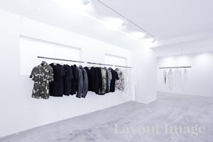 【表参道駅8分 /明治神宮前駅4分】数々の有名な人気ショップが立ち並ぶキャットストリート沿いの路面スペースです。搬入搬出もしやすく「個展」「展示会、ポップアップストア」等に最適