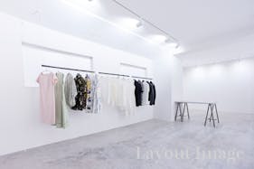 【表参道駅8分 /明治神宮前駅4分】数々の有名な人気ショップが立ち並ぶキャットストリート沿いの路面スペースです。搬入搬出もしやすく「個展」「展示会、ポップアップストア」等に最適