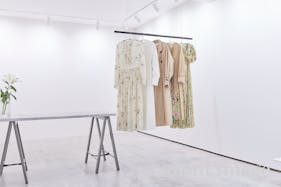 【表参道駅8分 /明治神宮前駅4分】数々の有名な人気ショップが立ち並ぶキャットストリート沿いの路面スペースです。搬入搬出もしやすく「個展」「展示会、ポップアップストア」等に最適