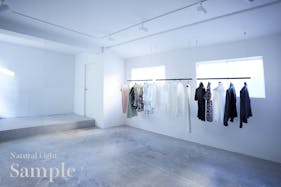 【表参道駅8分 /明治神宮前駅4分】数々の有名な人気ショップが立ち並ぶキャットストリート沿いの路面スペースです。搬入搬出もしやすく「個展」「展示会、ポップアップストア」等に最適