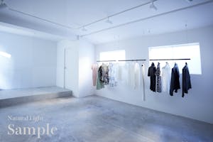 【表参道駅8分 /明治神宮前駅4分】数々の有名な人気ショップが立ち並ぶキャットストリート沿いの路面スペースです。搬入搬出もしやすく「個展」「展示会、ポップアップストア」等に最適