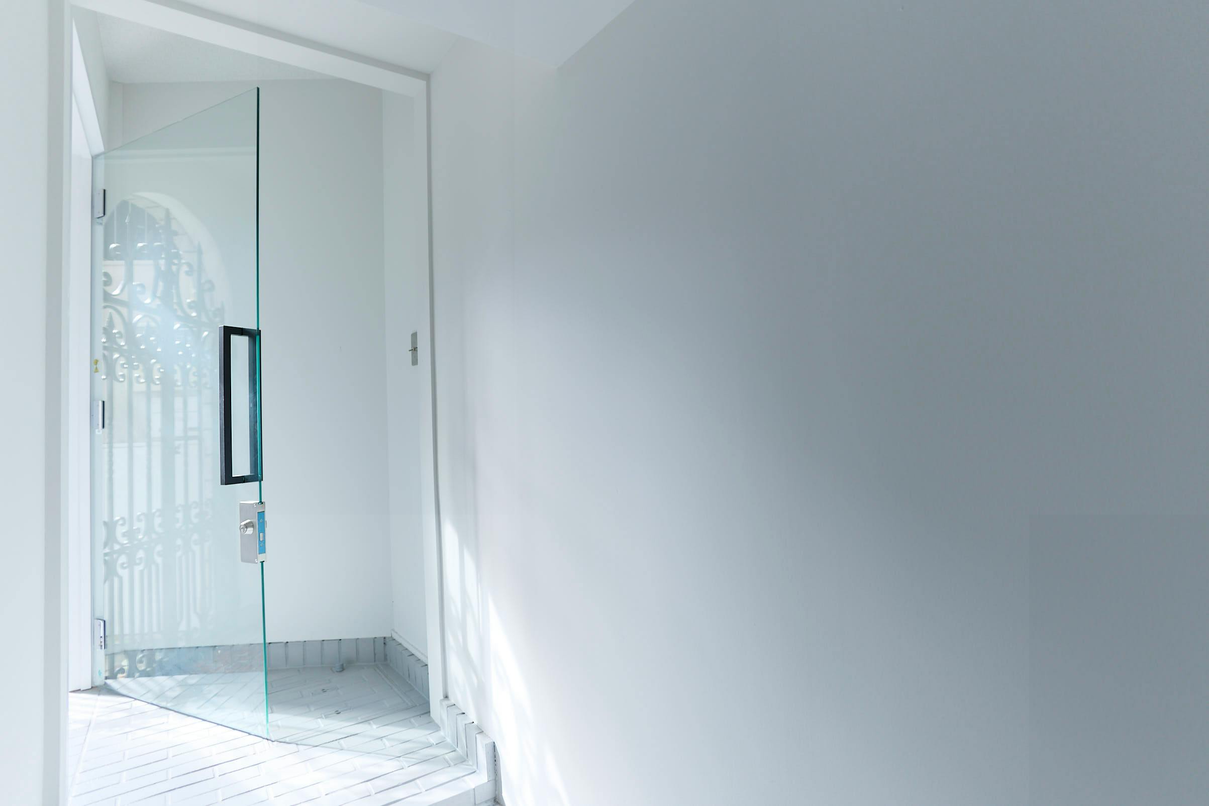 【表参道駅8分 /明治神宮前駅4分】数々の有名な人気ショップが立ち並ぶキャットストリート沿いの路面スペースです。搬入搬出もしやすく「個展」「展示会、ポップアップストア」等に最適