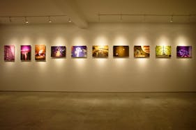 【表参道駅8分 /明治神宮前駅4分】数々の有名な人気ショップが立ち並ぶキャットストリート沿いの路面スペースです。搬入搬出もしやすく「個展」「展示会、ポップアップストア」等に最適