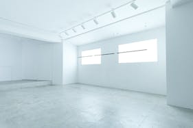 【表参道駅8分 /明治神宮前駅4分】数々の有名な人気ショップが立ち並ぶキャットストリート沿いの路面スペースです。搬入搬出もしやすく「個展」「展示会、ポップアップストア」等に最適