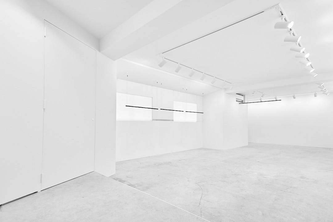 【表参道駅8分 /明治神宮前駅4分】数々の有名な人気ショップが立ち並ぶキャットストリート沿いの路面スペースです。搬入搬出もしやすく「個展」「展示会、ポップアップストア」等に最適