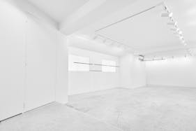 【表参道駅8分 /明治神宮前駅4分】数々の有名な人気ショップが立ち並ぶキャットストリート沿いの路面スペースです。搬入搬出もしやすく「個展」「展示会、ポップアップストア」等に最適