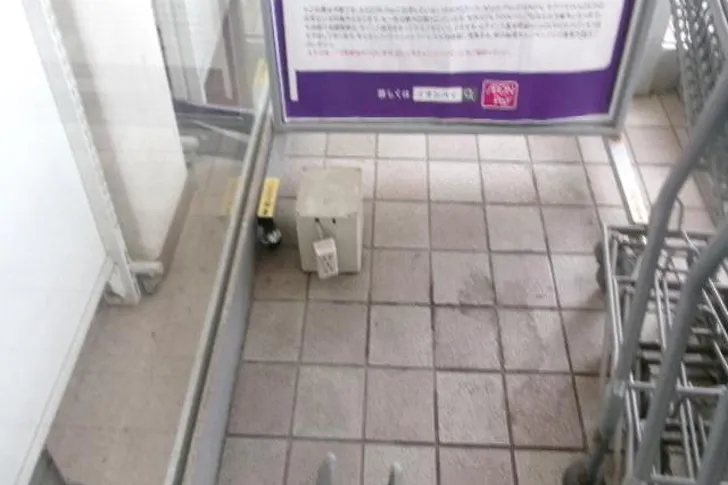【マックスバリュ平鹿町店】店舗入り口(右) 販促プロモーションや物販に最適なスーパー店内催事イベントスペース