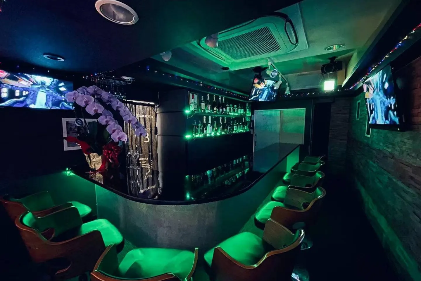 【新橋駅1分】駅チカで飲食店を活用した音楽や演劇も行えるレンタルスペース