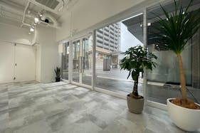 【代官山駅1分|Space B】NFTアート、展示会、観光PR、ポップアップストアに最適な代官山アドレス内にある天井高3.4mの路面スペース