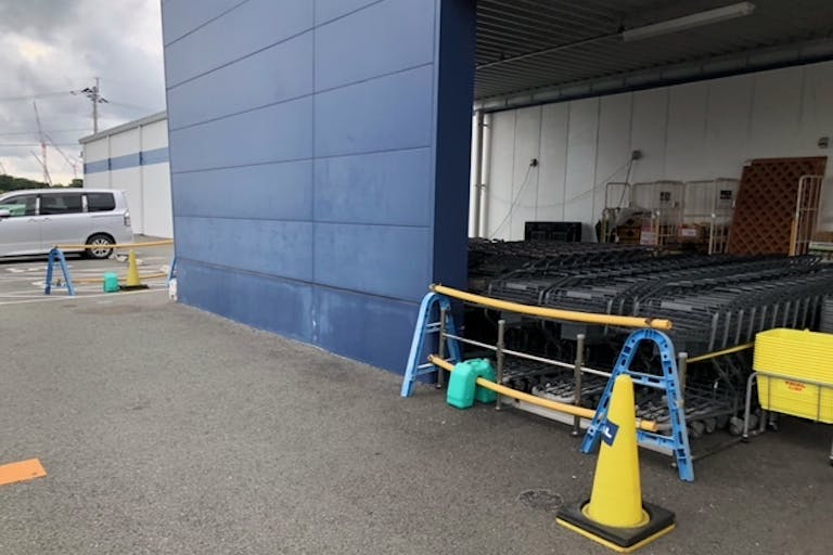 【メガセンタートライアル大津店】キッチンカーの出店が可能な屋外スペースⒷキッチンカースペース【入口正面右側】の画像1