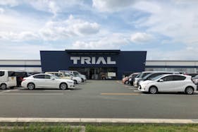 【メガセンタートライアル大津店】キッチンカーの出店が可能な屋外スペースⒷキッチンカースペース【入口正面右側】