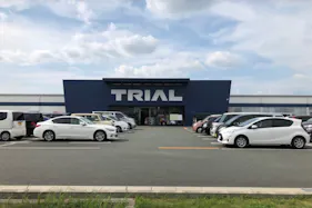 【メガセンタートライアル大津店】キッチンカーの出店が可能な屋外スペースⒷキッチンカースペース【入口正面右側】