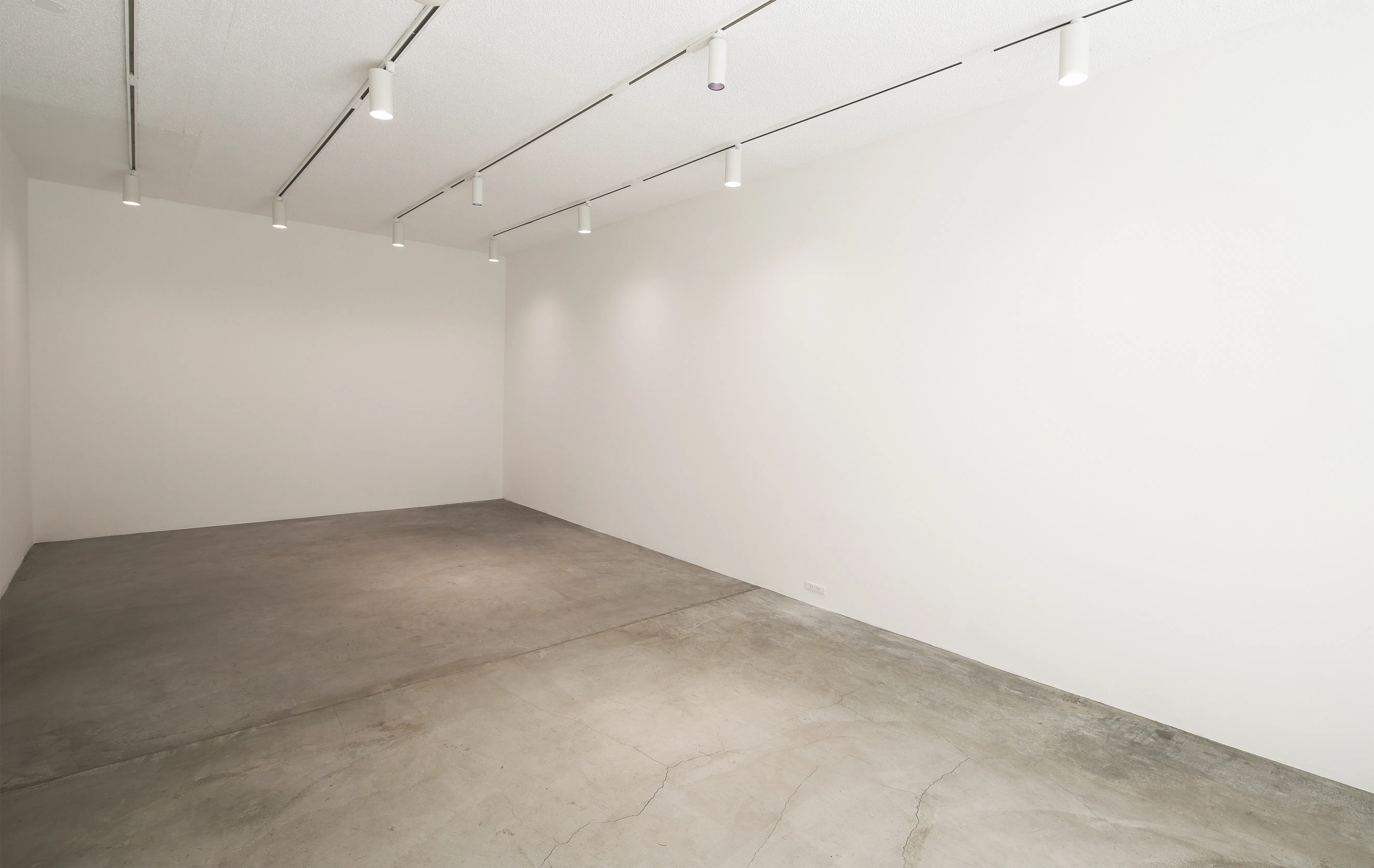 【代官山駅5分】展示・ポップアップ・撮影に最適な白壁×コンクリート床のミニマルなレンタルギャラリー