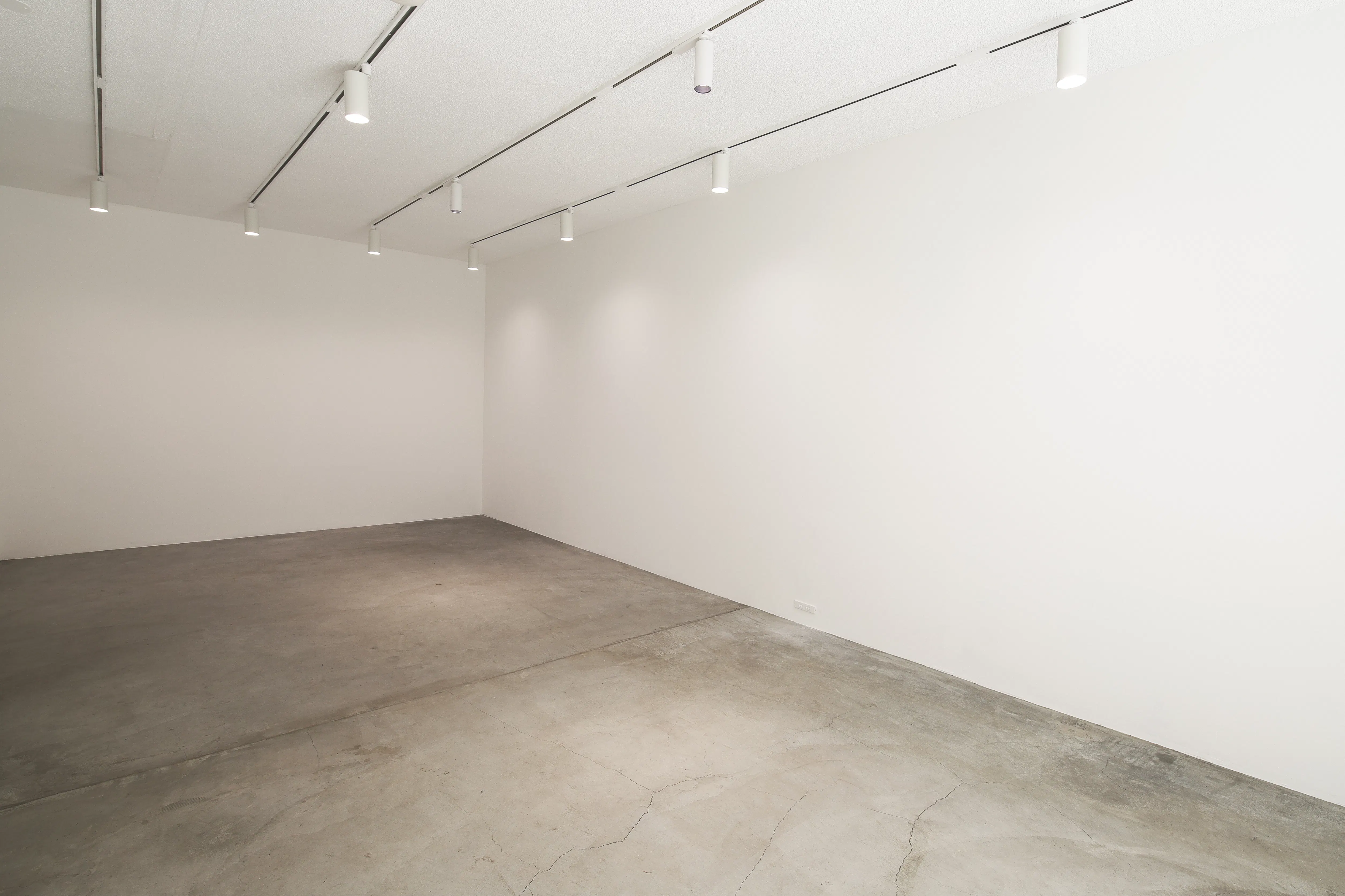 【代官山駅5分】展示・ポップアップ・撮影に最適な白壁×コンクリート床のミニマルなレンタルギャラリー