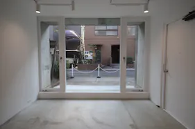 【代官山駅5分】展示・ポップアップ・撮影に最適な白壁×コンクリート床のミニマルなレンタルギャラリー