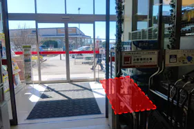 【ユニディ あざみ野ガーデンズ】1階風除室 物販やプロモーションに最適なあざみ野ガーデンズ側入口付近の催事イベントスペース