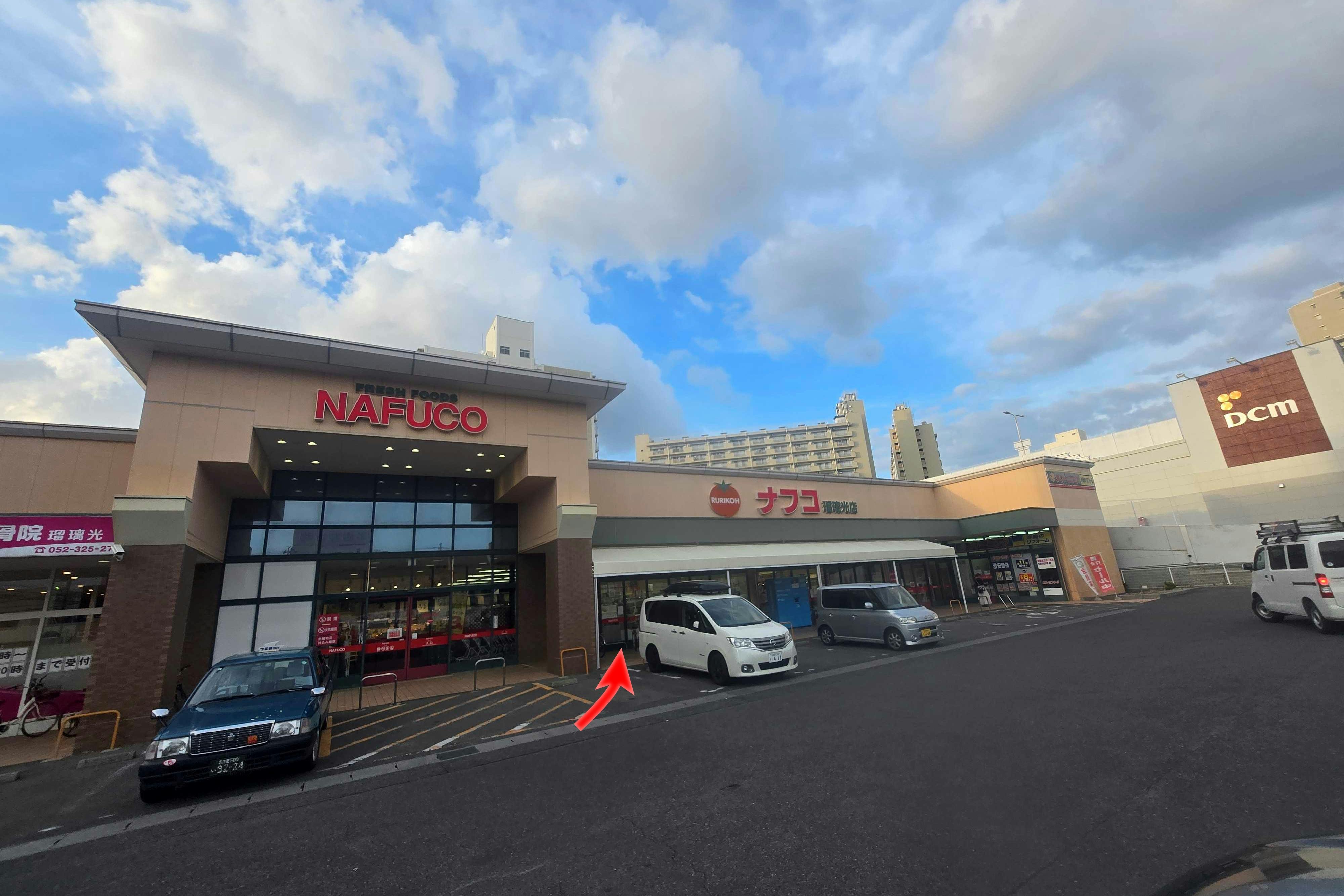 【ナフコトミダ瑠璃光店】食物販や販促プロモーションに最適な入口近くの軒下スペース