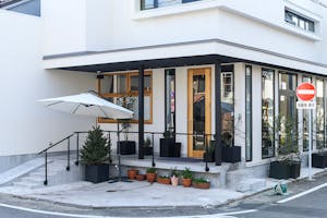 【中村日赤駅3分】最大100名規模で利用可能!イベントやパーティー、撮影に最適な自然光が豊かな白壁内装が特徴のテラス付きイベントスペース「MASA cafe」