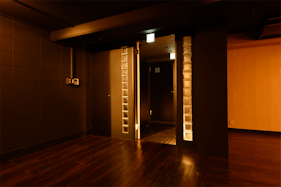 【祐天寺駅7分】展示会場やワークショップに最適な黒が基調のシックな防音室かつ充実の音響設備のあるイベントスペース