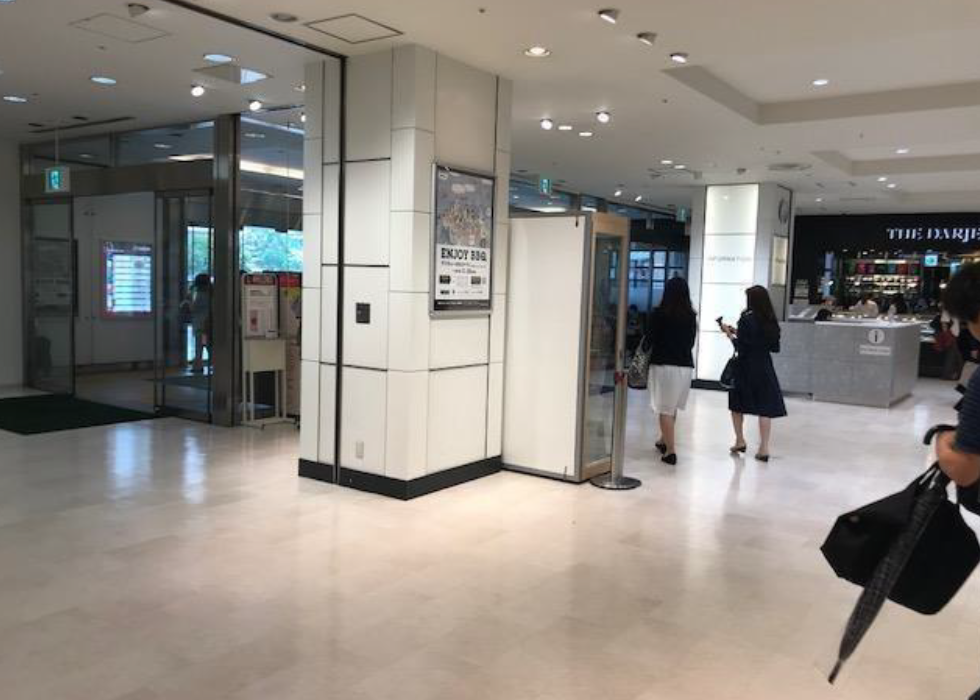 【新百合ヶ丘エルミロード】新百合ケ丘エルミロード１階柱周り