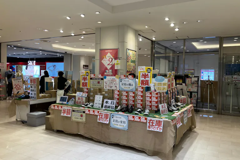 【新百合ヶ丘エルミロード】新百合ケ丘エルミロード1階柱周りの画像2