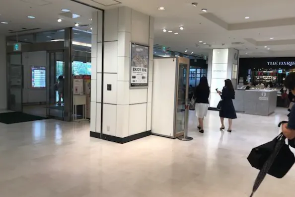 【新百合ヶ丘エルミロード】新百合ケ丘エルミロード1階柱周り